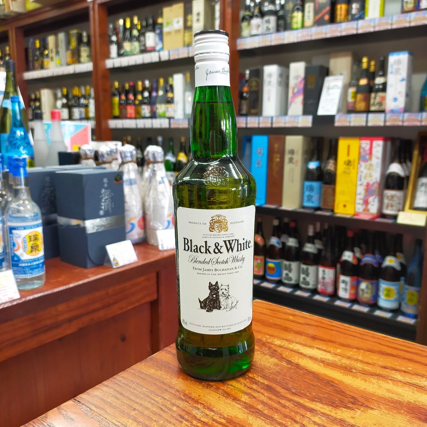 ブラック&ホワイト 40度 700ml